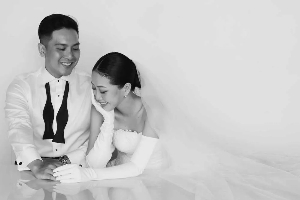 MC Liêu Hà Trinh chụp ảnh cưới màu đen trắng