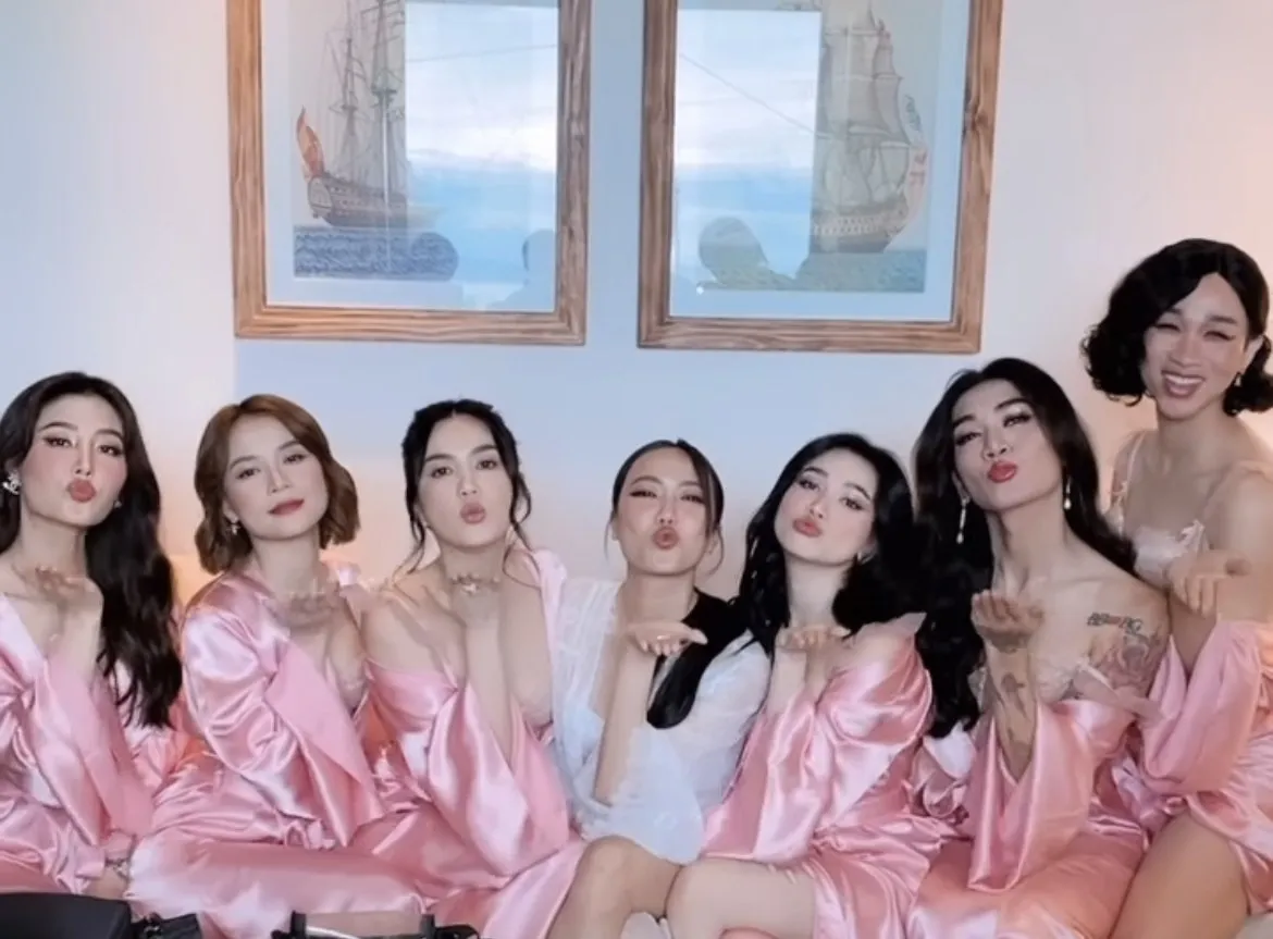 Chùm ảnh dàn phù dâu 'chất như nước cất' của Diệu Nhi 