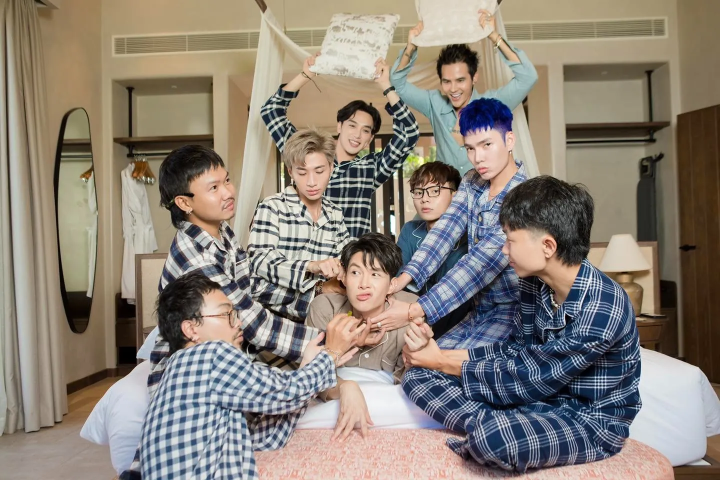 Chùm ảnh dàn phù dâu 'chất như nước cất' của Diệu Nhi 