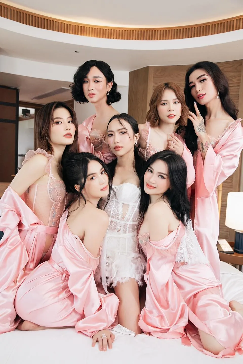 Chùm ảnh dàn phù dâu, phù rể 'chất như nước cất' của Diệu Nhi - Anh Tú