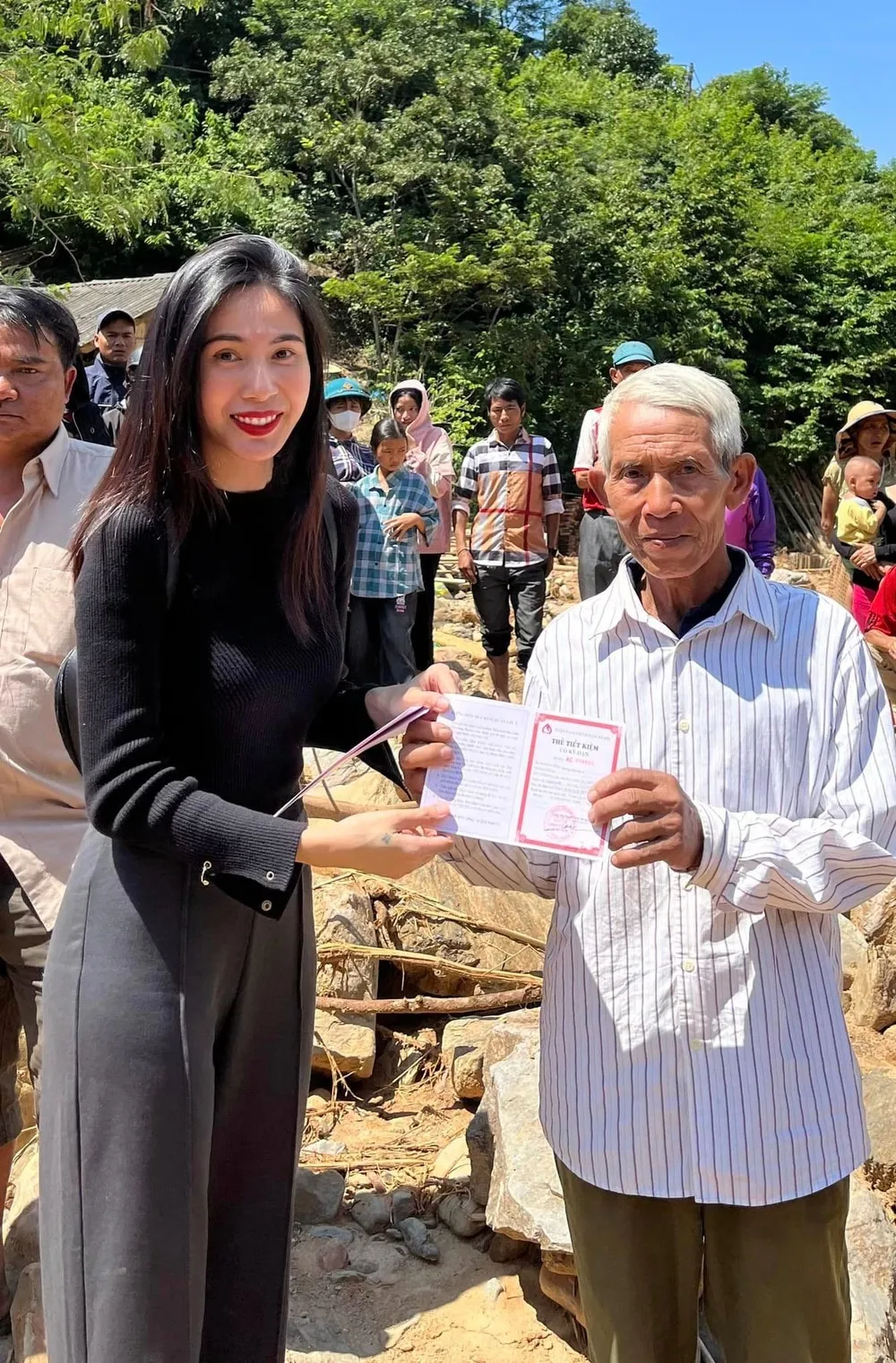 Thủy Tiên tiếp tục nối dài những hành động đẹp tại quê chồng Nghệ An