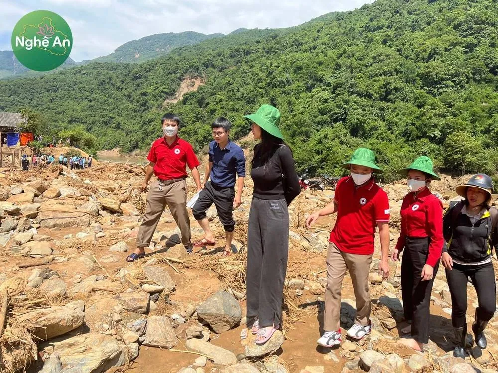 Thủy Tiên tiếp tục nối dài những hành động đẹp tại quê chồng Nghệ An