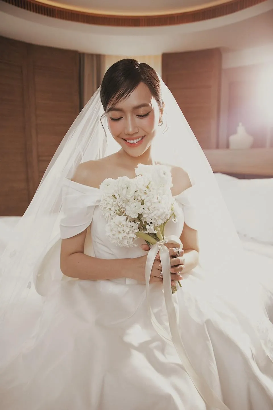 Cận cảnh váy cưới đặc biệt của Diệu Nhi, có thể biến hình thành 5 mẫu