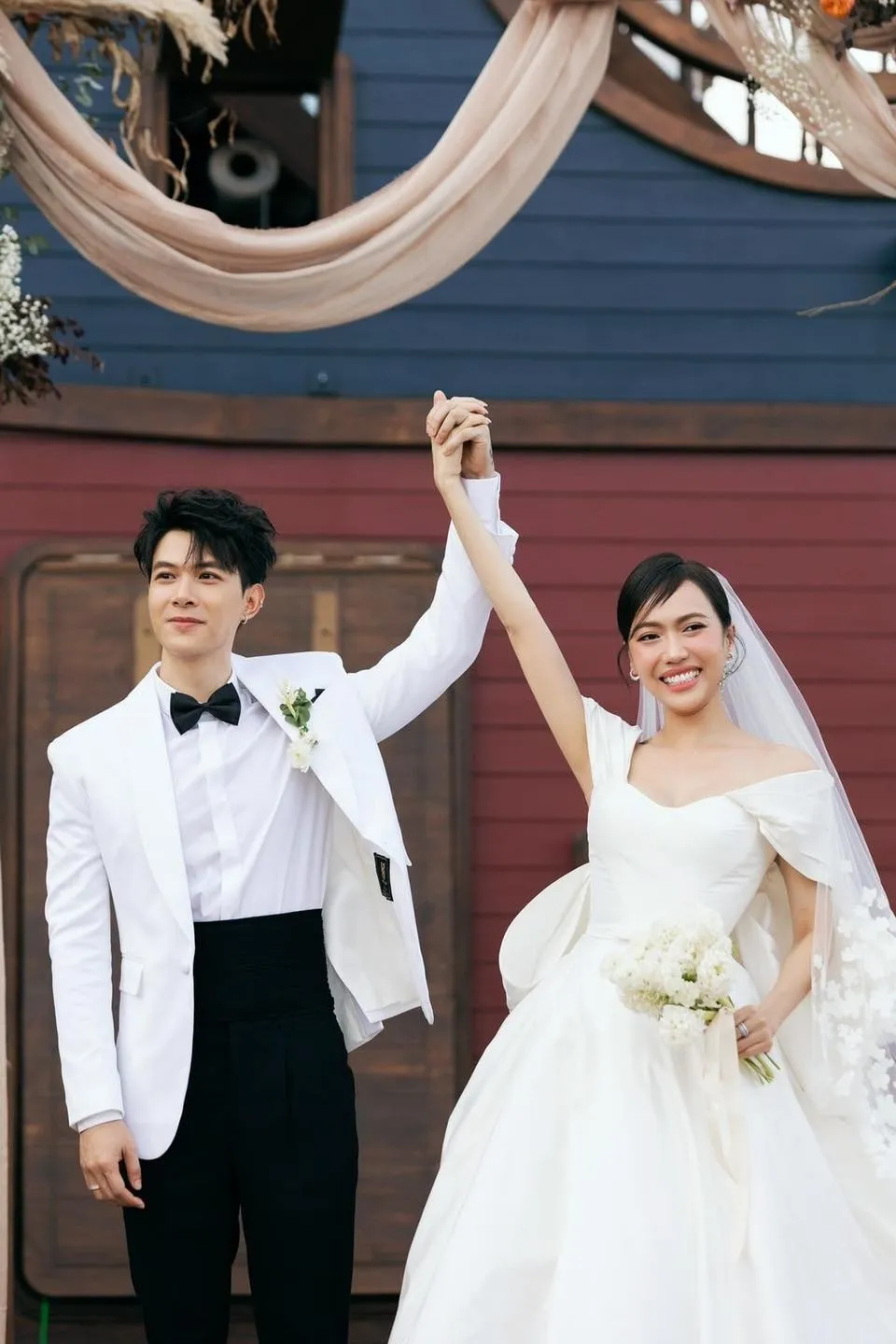 Cận cảnh váy cưới đặc biệt của Diệu Nhi, có thể biến hình thành 5 mẫu
