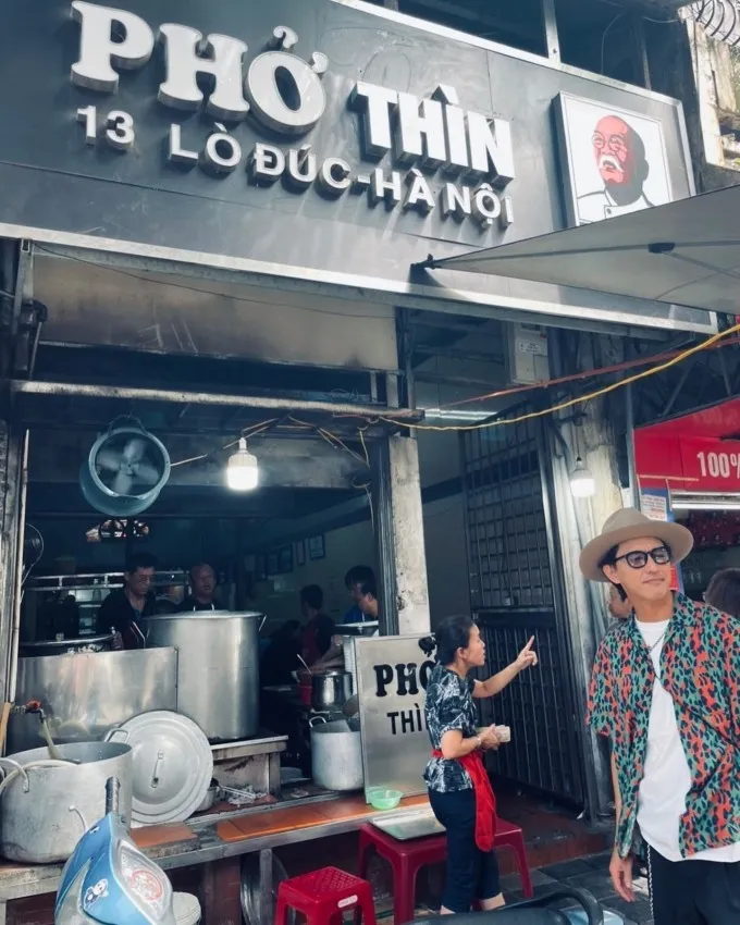 Hết Oruku để đánh, Gao Đỏ và Gao Xanh bị bắt gặp đến Hà Nội ăn phở