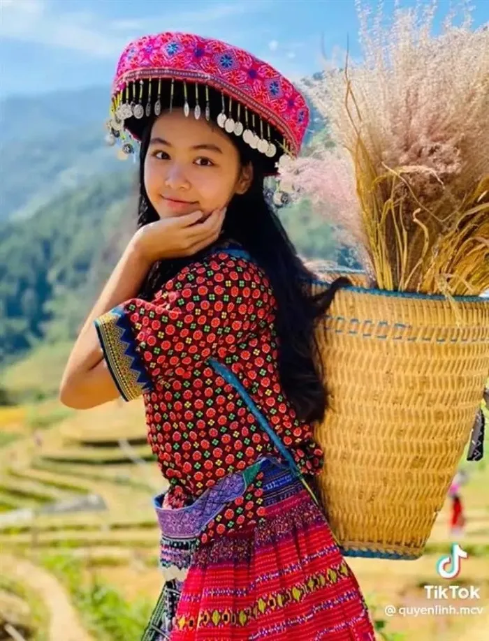 Mặt mộc 2 cô con gái Lọ Lem và Hạt Dẻ của MC Quyền Linh gây xôn xao