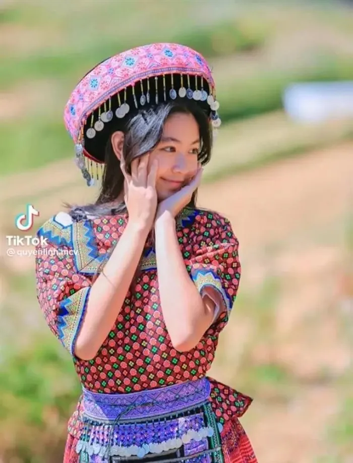 Mặt mộc 2 cô con gái Lọ Lem và Hạt Dẻ của MC Quyền Linh gây xôn xao