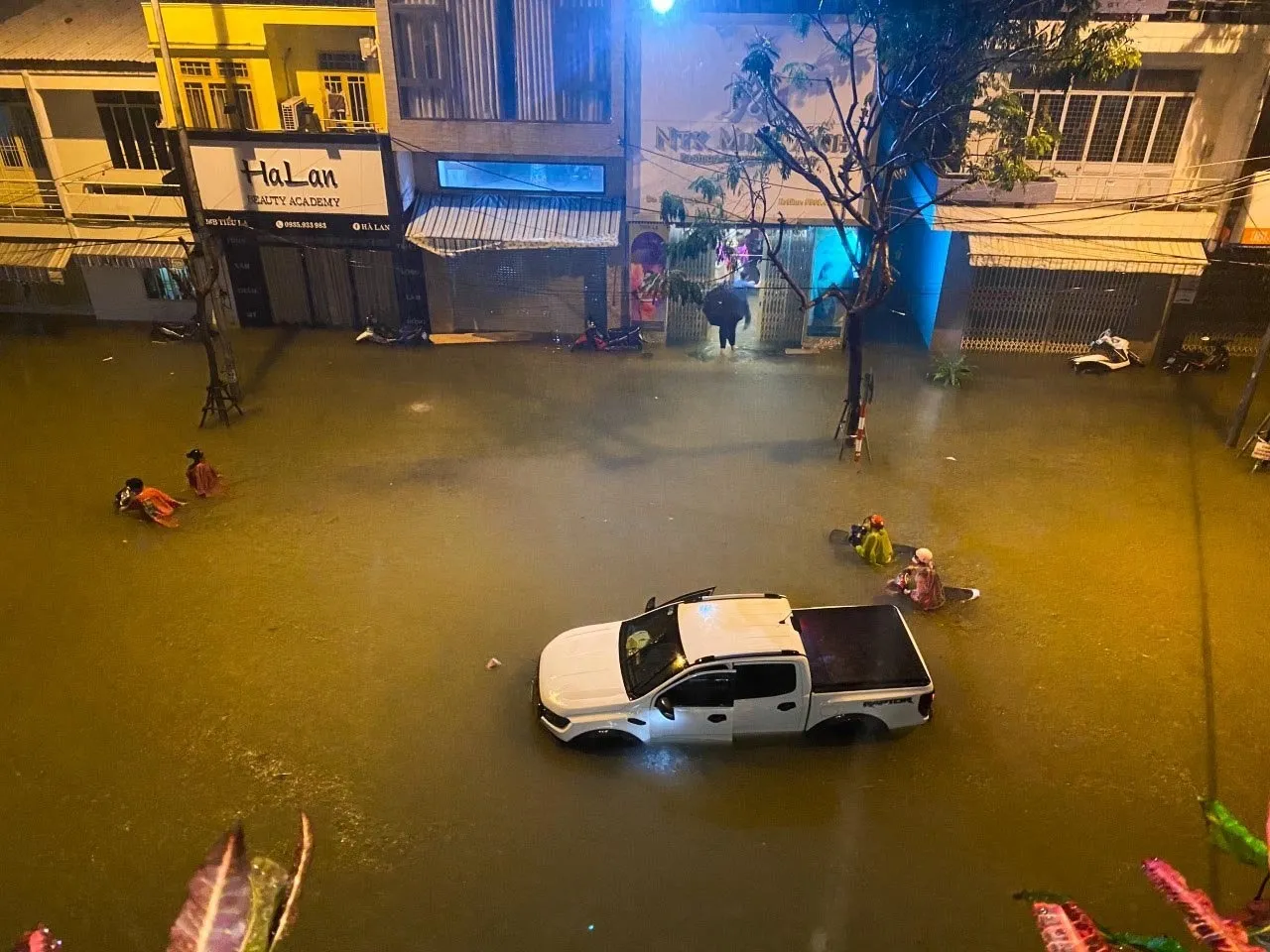 Đà Nẵng mưa lớn, người dân hối hả chạy lỹ xuyên đêm