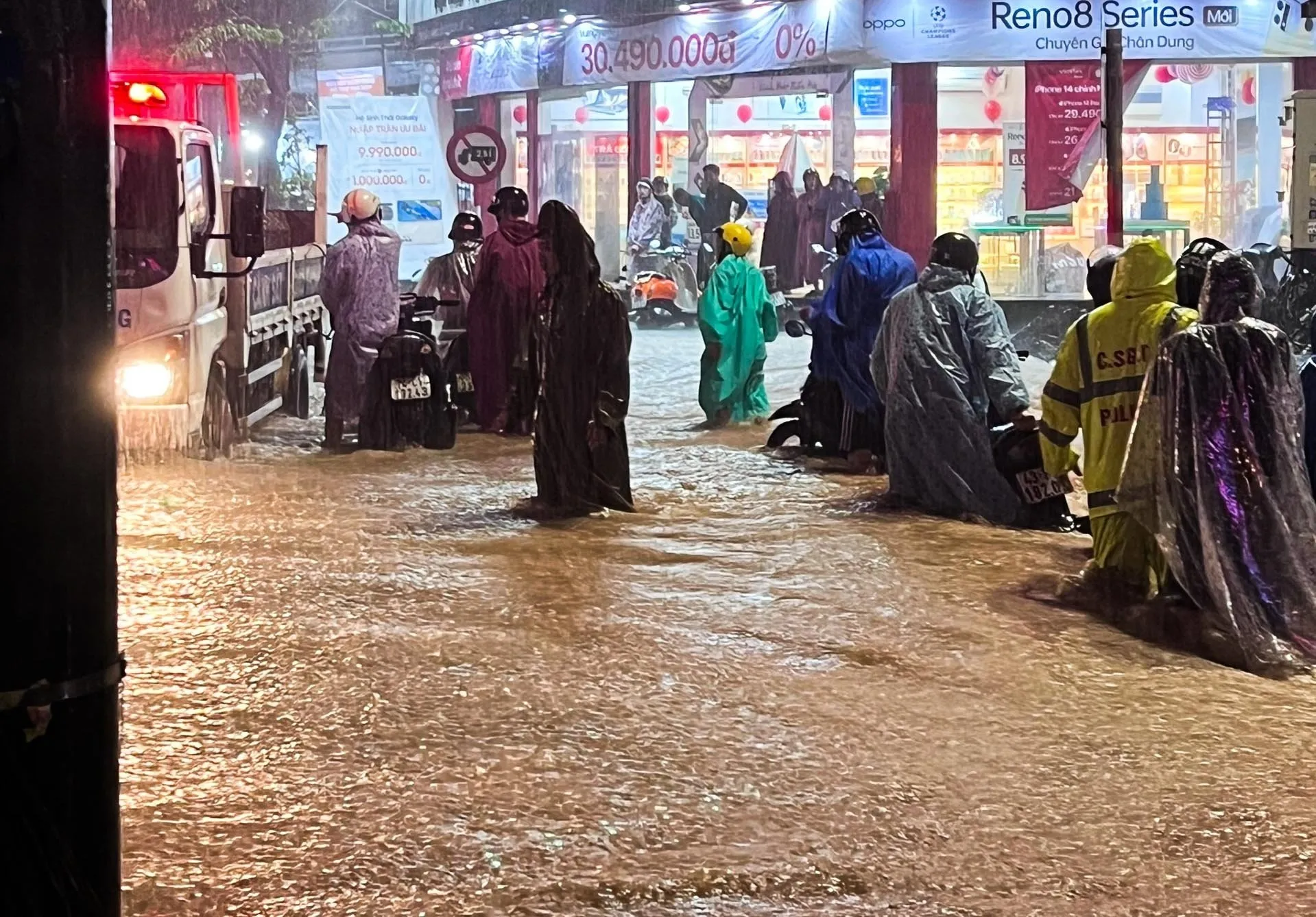 Đà Nẵng mưa lớn, người dân hối hả chạy lỹ xuyên đêm