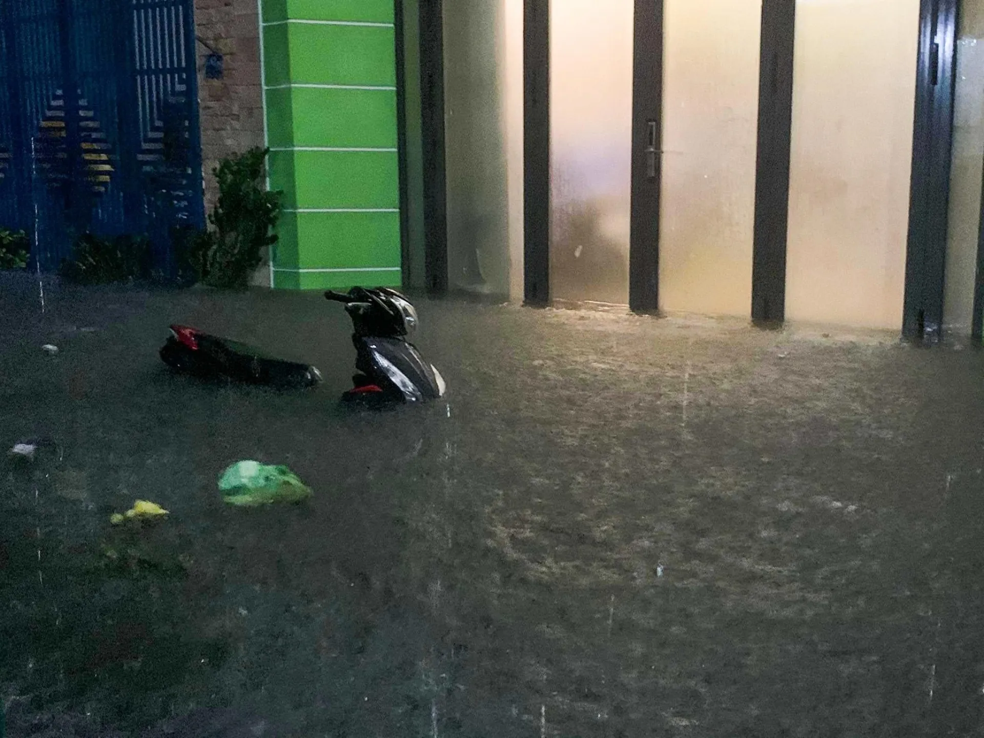Đà Nẵng mưa lớn, người dân hối hả chạy lỹ xuyên đêm