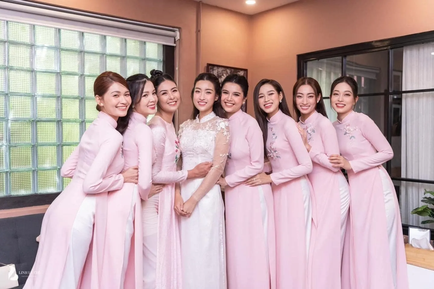 Dàn phù dâu toàn bông hậu tại đám hỏi Hoa hậu Đỗ Mỹ Linh (Ảnh Facebook)