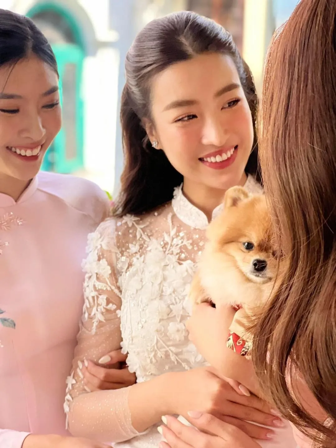 Chùm ảnh Hoa hậu Đỗ Mỹ Linh bên dàn phù dâu toàn bông hậu