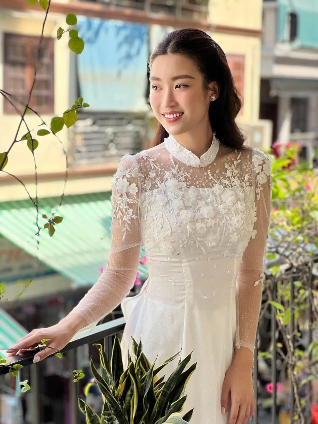 Chùm ảnh Hoa hậu Đỗ Mỹ Linh bên dàn phù dâu toàn bông hậu