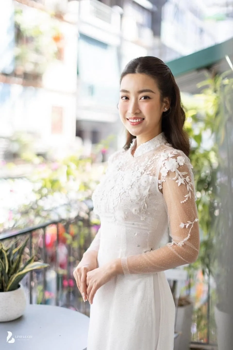 Chùm ảnh Hoa hậu Đỗ Mỹ Linh bên dàn phù dâu toàn bông hậu