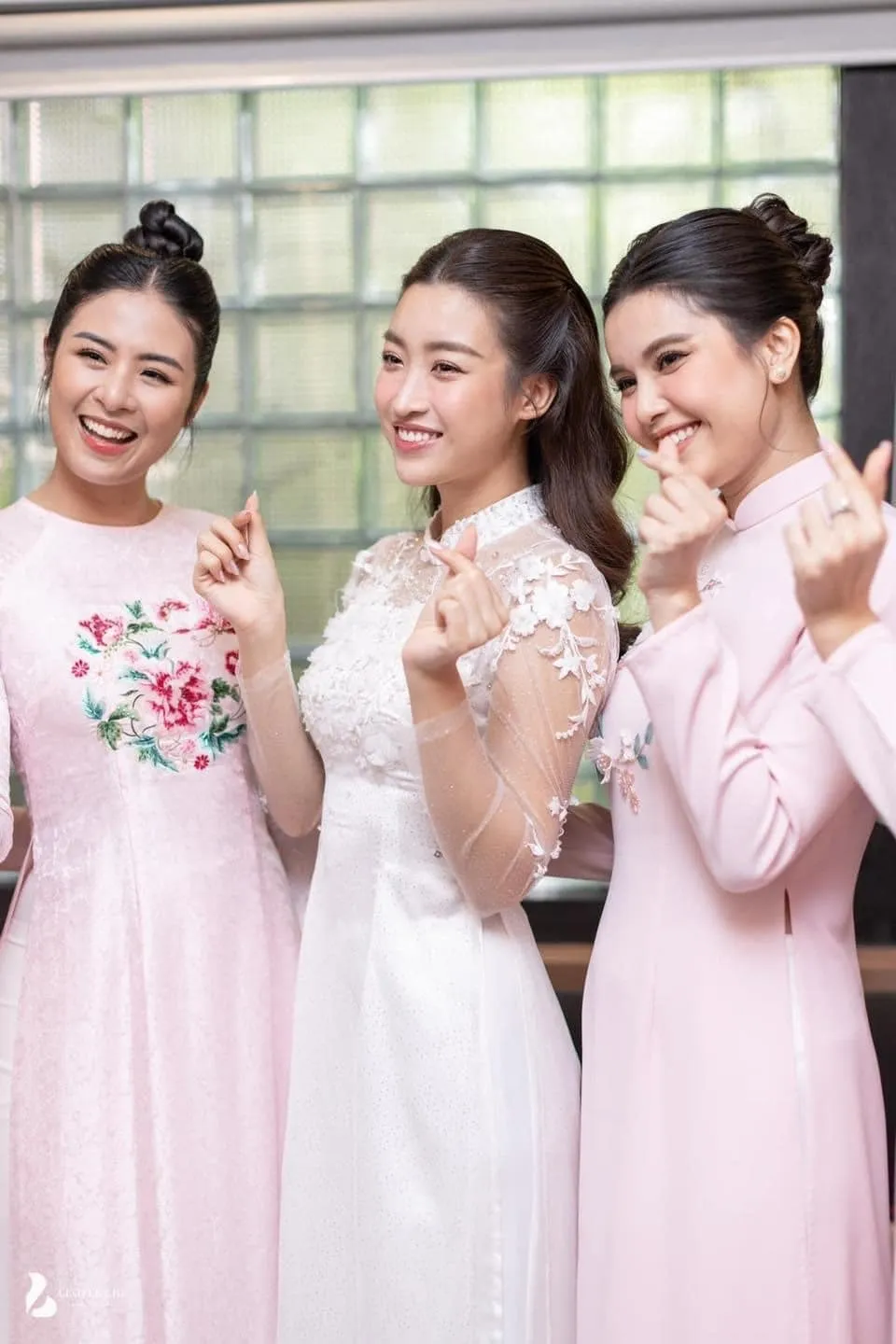 Chùm ảnh Hoa hậu Đỗ Mỹ Linh bên dàn phù dâu toàn bông hậu