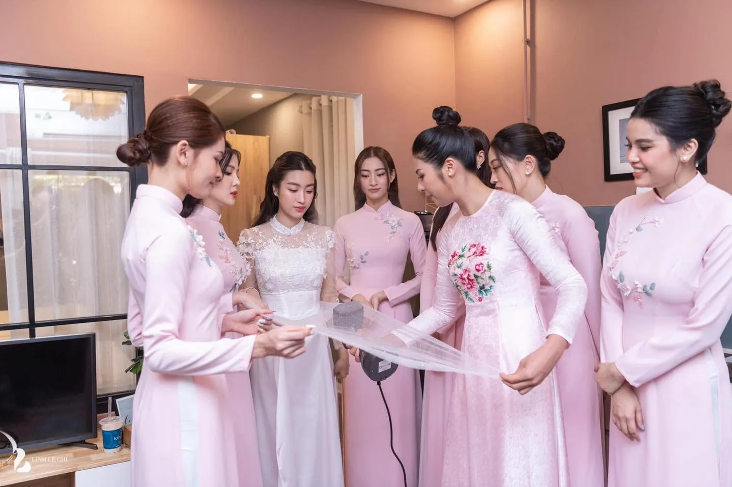 Chùm ảnh Hoa hậu Đỗ Mỹ Linh bên dàn phù dâu toàn bông hậu