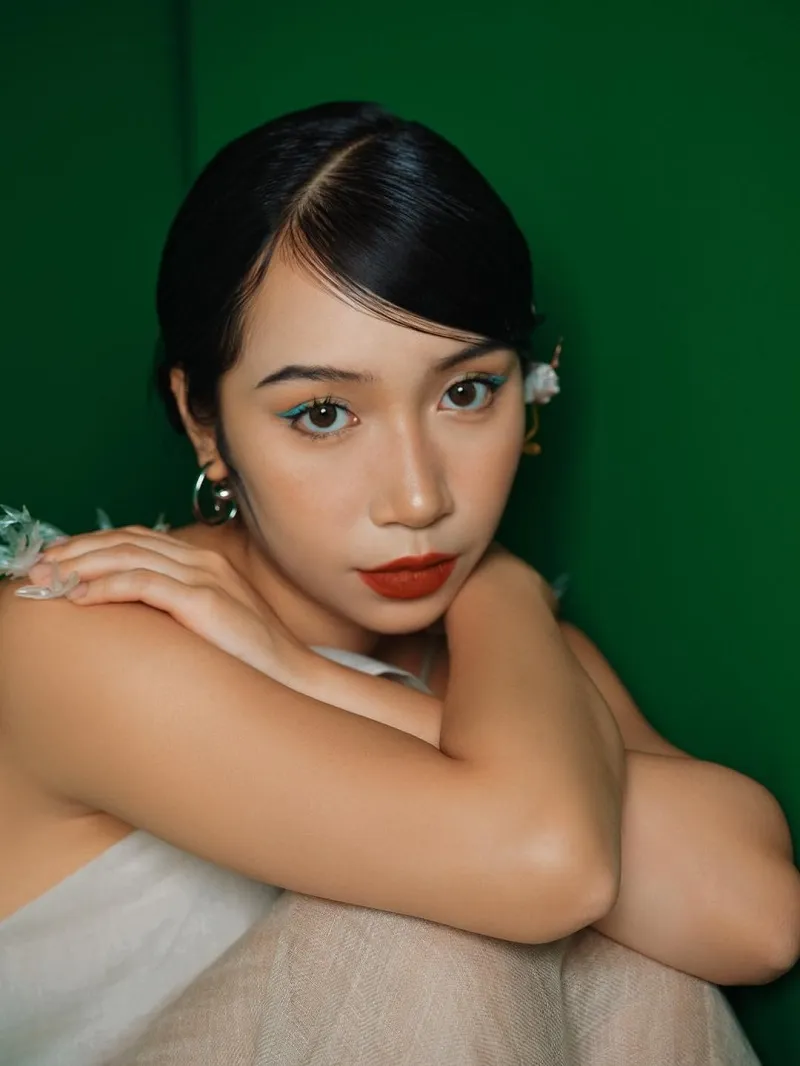 Con gái diva Mỹ Linh lên tiếng về việc được 'ưu ái' hát cùng thế hệ gạo cội