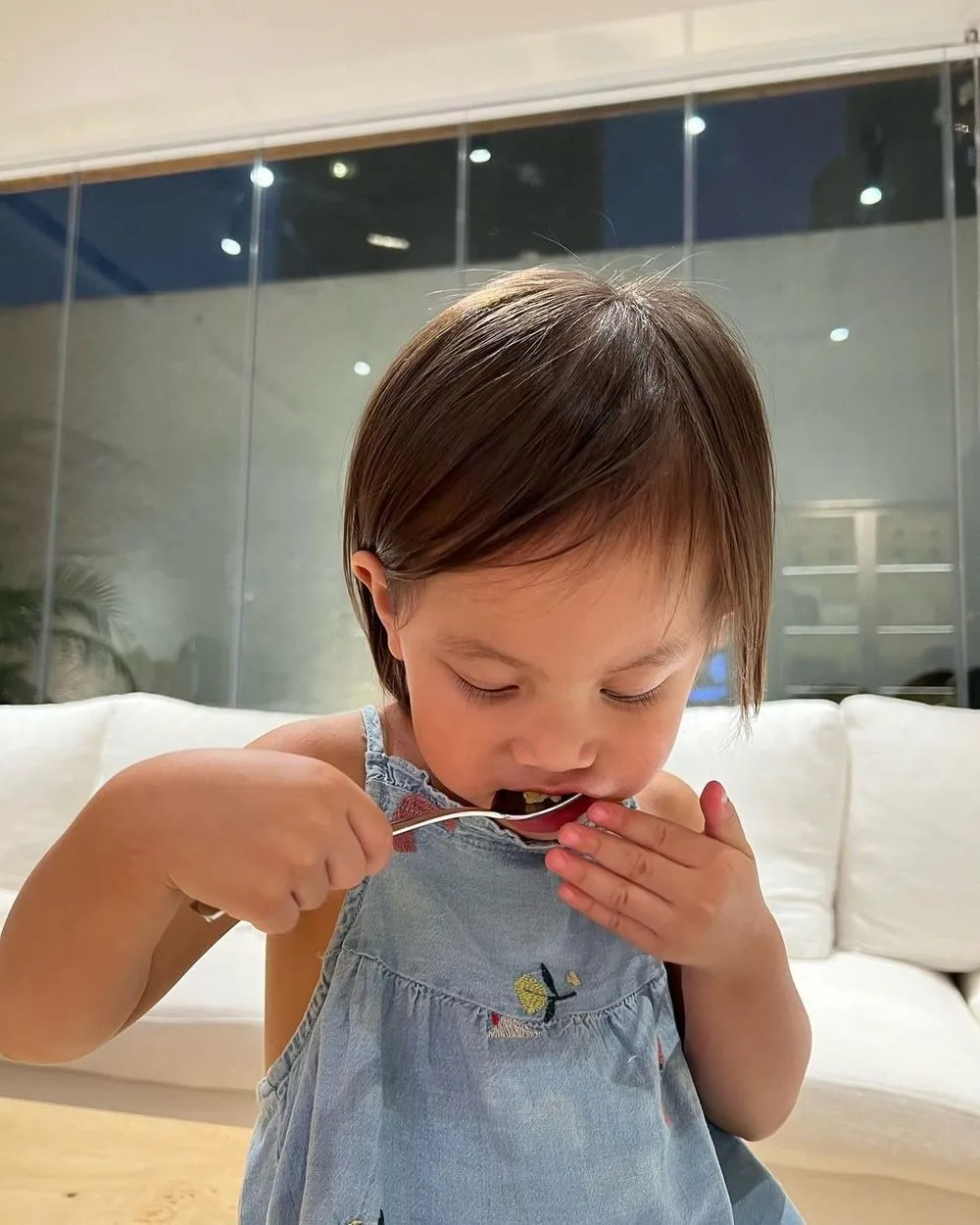 Khoảnh khắc ái nữ nhà Hồ Ngọc Hà đúng chuẩn 'đẻ con gái cho thùy mị nết na'