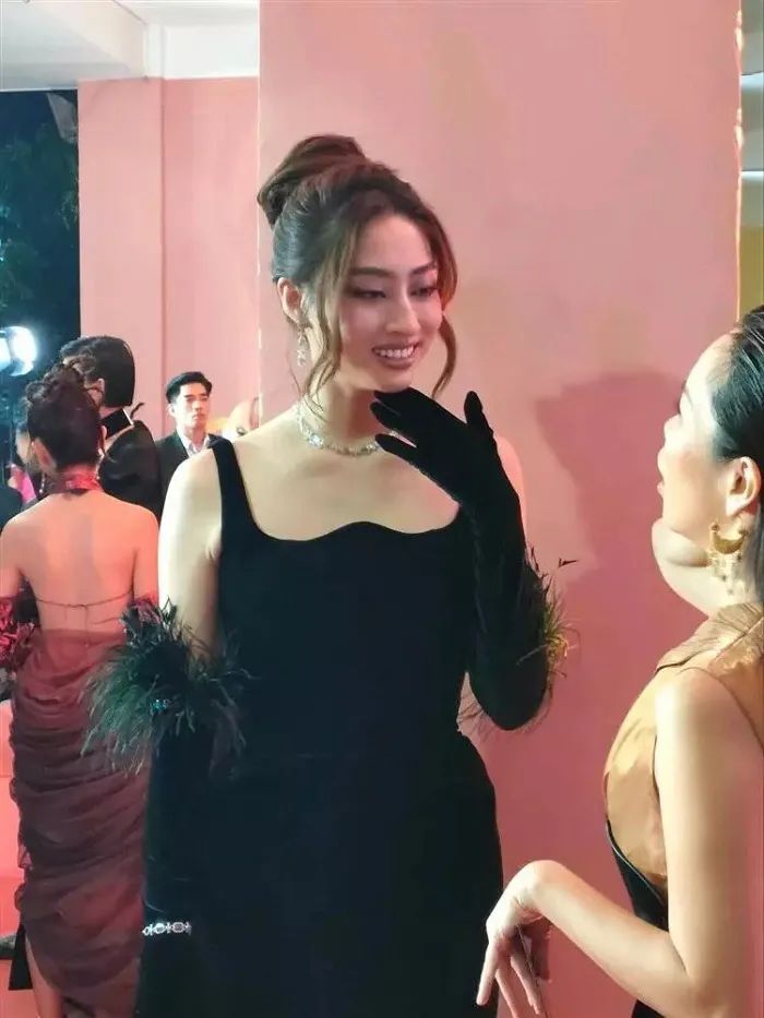 Hoa hậu giảng viên Lương Thùy Linh để lộ nhan sắc thật qua ảnh bị chụp lén
