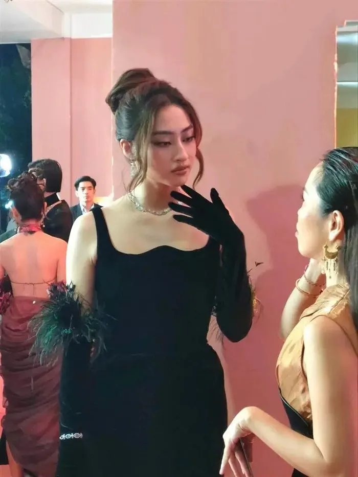 Hoa hậu giảng viên Lương Thùy Linh để lộ nhan sắc thật qua ảnh bị chụp lén