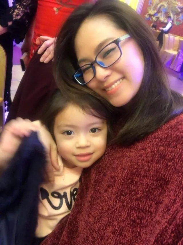 Hình ảnh siêu hiếm về con gái Lương Bích Hữu và Khánh Đơn: 8 năm bị cấm gặp bố