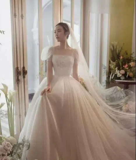 Xôn xao ảnh Hoa hậu Đỗ Mỹ Linh thử váy cưới sau khi nhận lời cầu hôn của con trai bầu Hiển