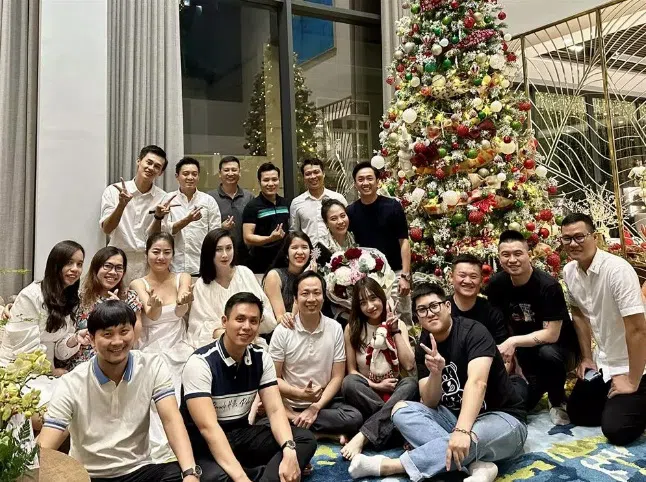 Cường đô la tổ chức tiệc sinh nhật cho Đàm Thu Trang khiến bạn bè ngơ ngác vì 1 hành động táo bạo