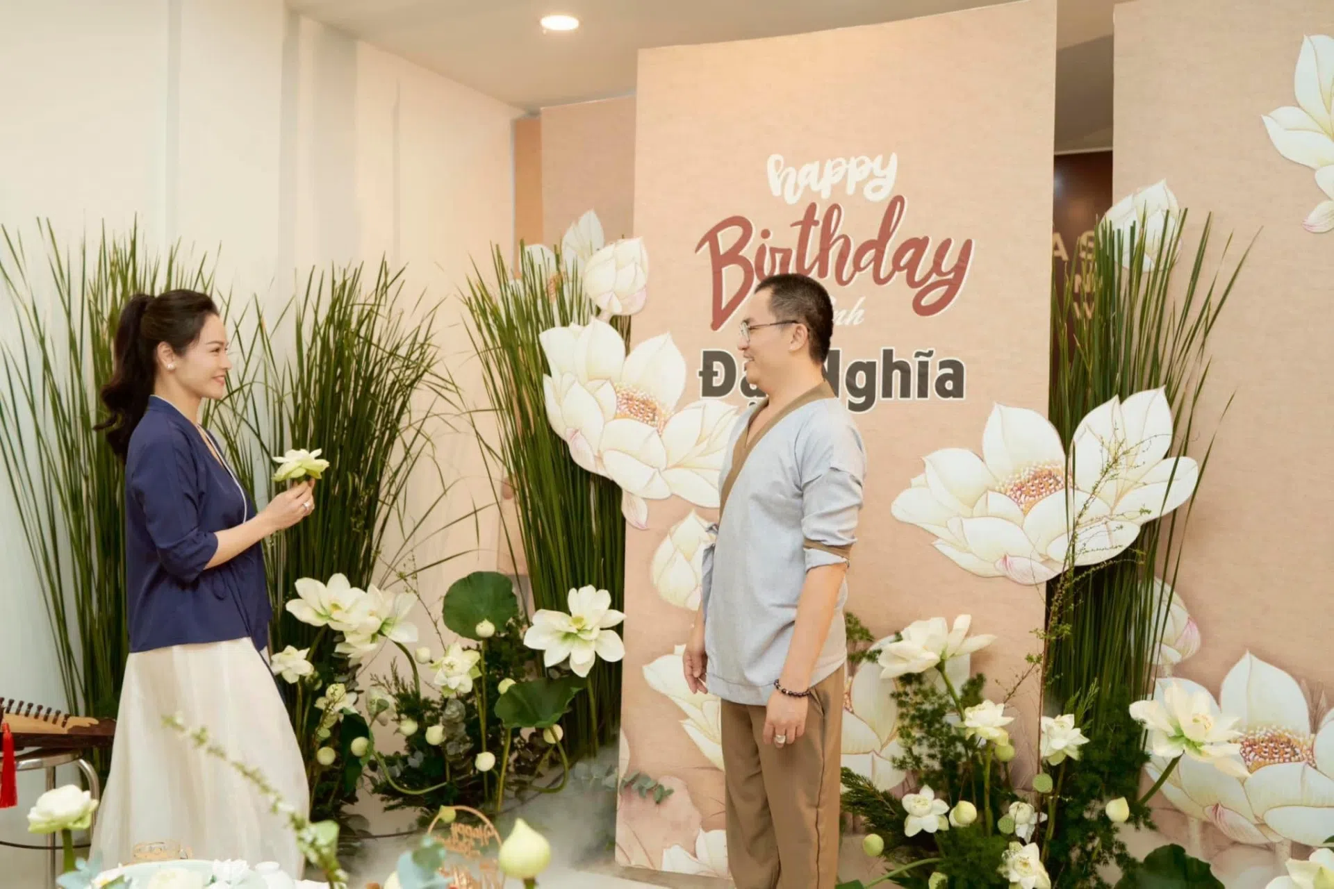Nhật Kim Anh tổ chức sinh nhật đặc biệt từ 500 bông sen trắng cho Đại Nghĩa