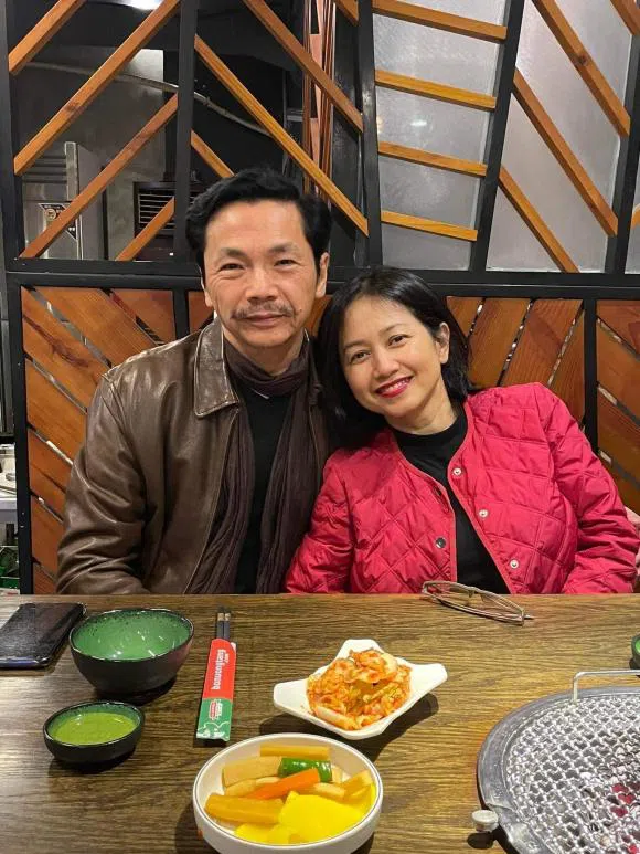 'Ông bố quốc dân' Trung Anh hạnh phúc bên vợ trẻ: Nhan sắc 'nóc nhà' gây chú ý