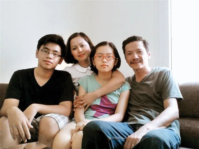 'Ông bố quốc dân' Trung Anh hạnh phúc bên vợ trẻ: Nhan sắc 'nóc nhà' gây chú ý