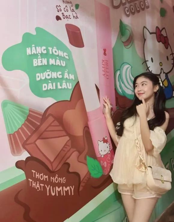Ái nữ nhà MC Quyền Linh khoe vẻ đẹp ngọt ngào, trong veo