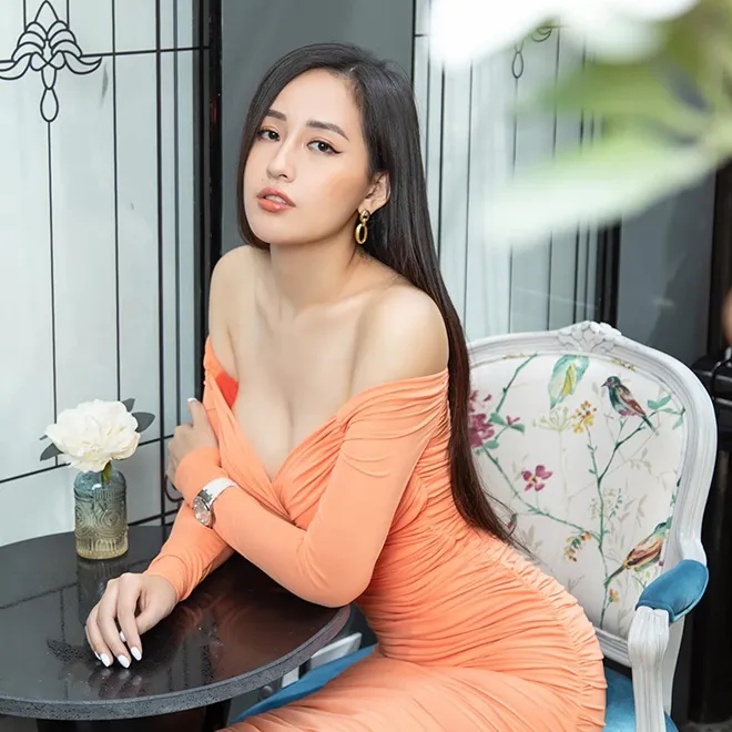 Bỏ mác Hoa hậu, Mai Phương Thúy làm 'gái hư' với bộ đồ 'thiếu vải'