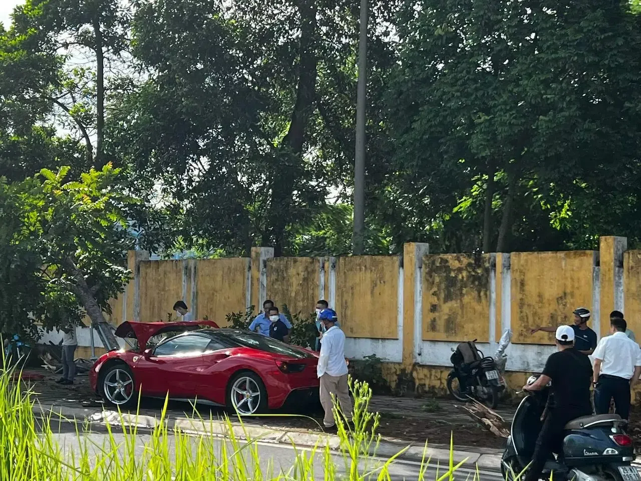 Siêu xe Ferrari 488 GTB bị tan tành đầu xe thuộc hàng quý và cực hiếm tại Việt Nam