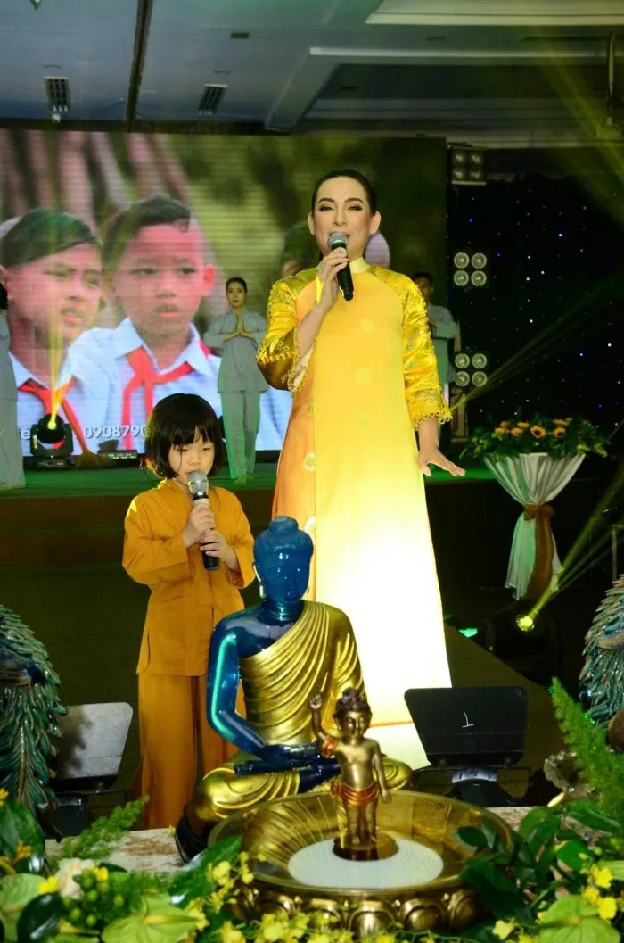Không còn gây tranh cãi, Trang Trần có hành động khiến nhiều người nghẹn ngào khi nhớ về Phi Nhung