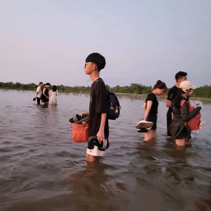 'Vỡ mộng' hình ảnh thực tế 'biển vô cực' ở Thái Bình đang hot rần rần MXH
