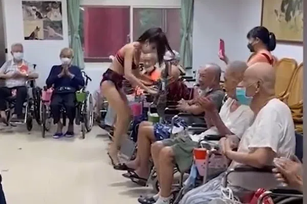 Phẫn nộ hình ảnh tại viện dưỡng lão khi thuê vũ công mặc kiệm vải nhảy múa trước mặt người già