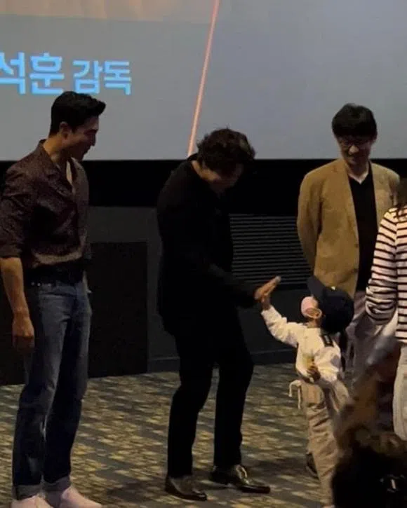 Con đầu lòng chưa chào đời, Hyun Bin đã khiến dân tình 'phát sốt' với hành động cho trẻ nhỏ