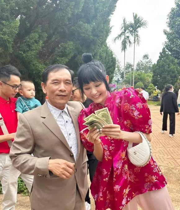 Sao Việt 24/1: Hiền Hồ nhận lì xì 'ngập mùi tiền' dịp đầu năm, Hải Tú mặc áo xanh bị 'khịa' chuyện tình cảm