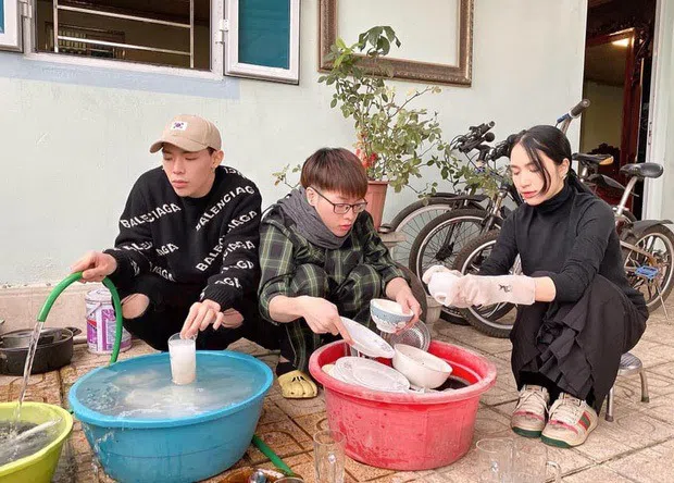Hòa Minzy cùng các thành viên gia đình Hoa Dâm Bụt gây sốt với khoảnh khắc đầu năm