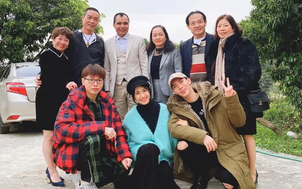Hòa Minzy cùng các thành viên gia đình Hoa Dâm Bụt gây sốt với khoảnh khắc đầu năm