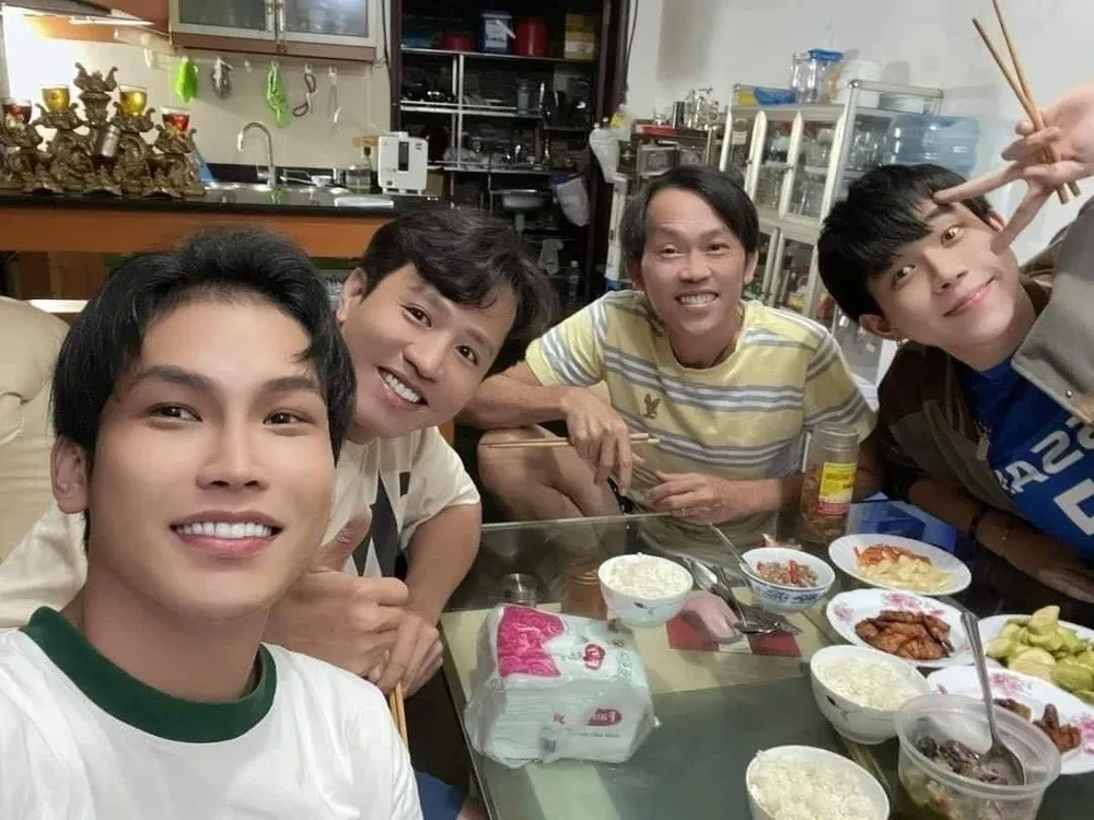 Hoài Linh lộ diện với dáng vẻ gầy sọp, mặt lờ đờ và trổ tài hát nhạc Hoài Lâm