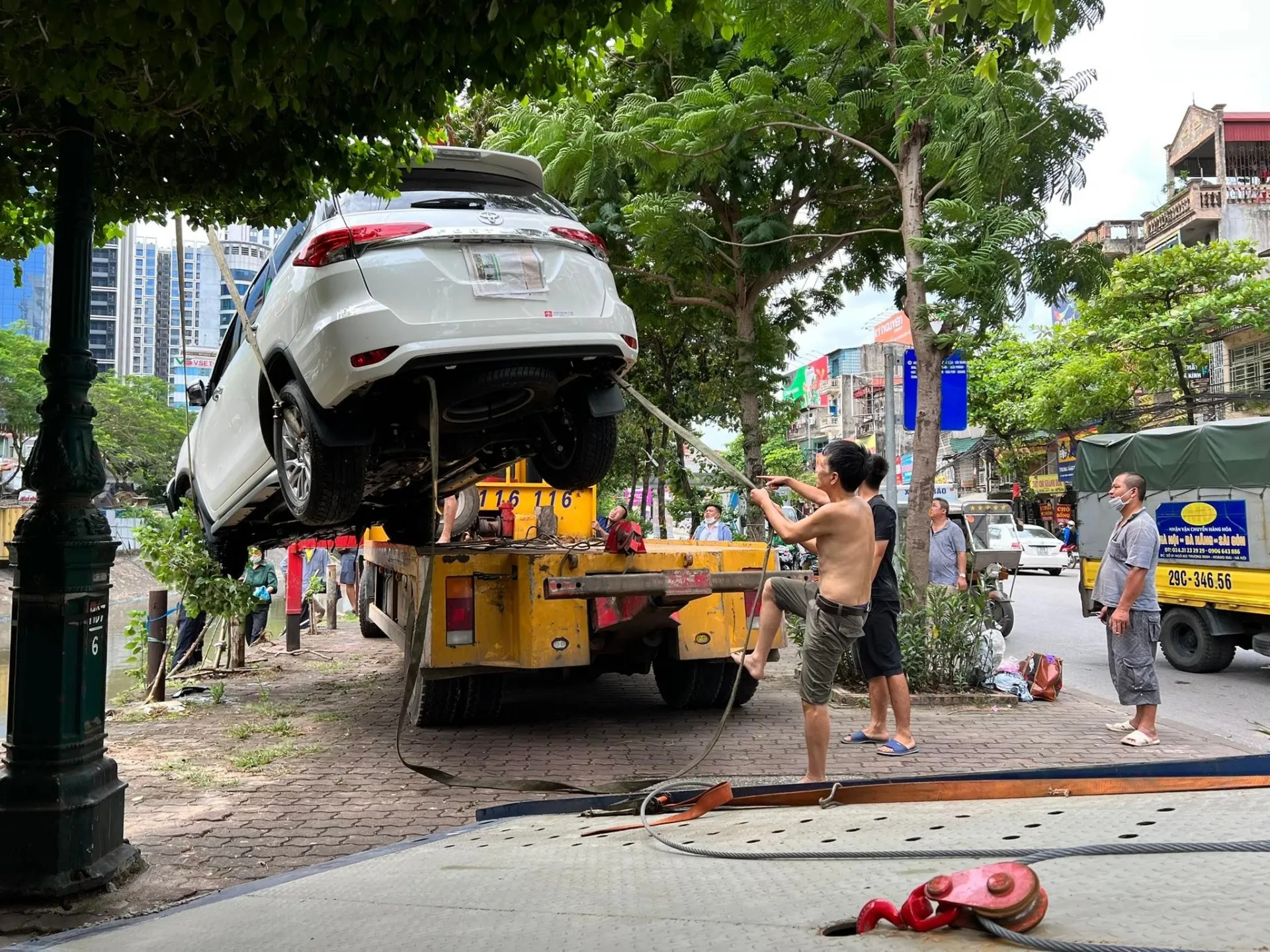 Nữ tài xế lao Fortuner cắm đầu xuống sông Kim Ngưu