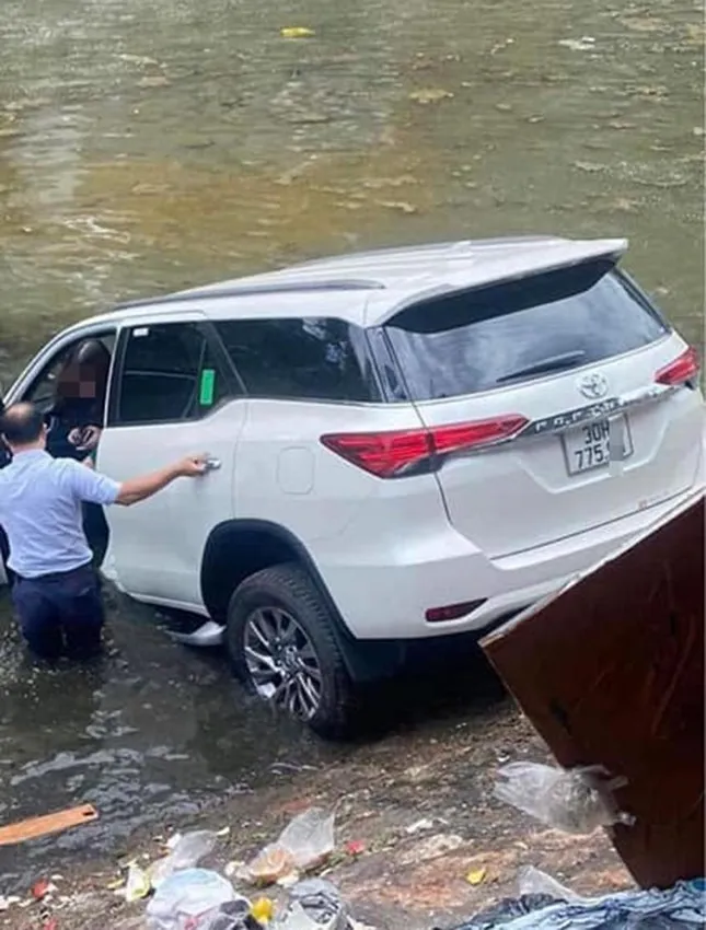 Nữ tài xế lao Fortuner cắm đầu xuống sông Kim Ngưu