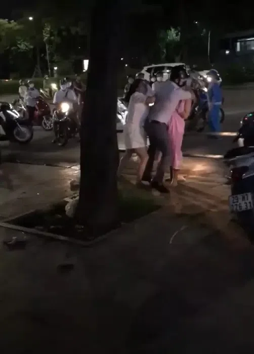 Đánh ghen ở Hà Nội: Anh thay mặt em gái xử lý cặp đôi gian díu, chồng ôm chặt người tình bảo vệ