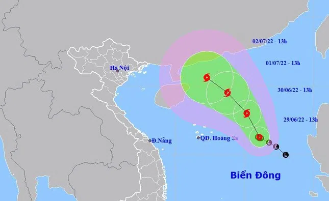 Áp thấp nhiệt đới có thể mạnh lên thành bão vào ngày mai, hướng đi dự báo phức tạp, khó lường