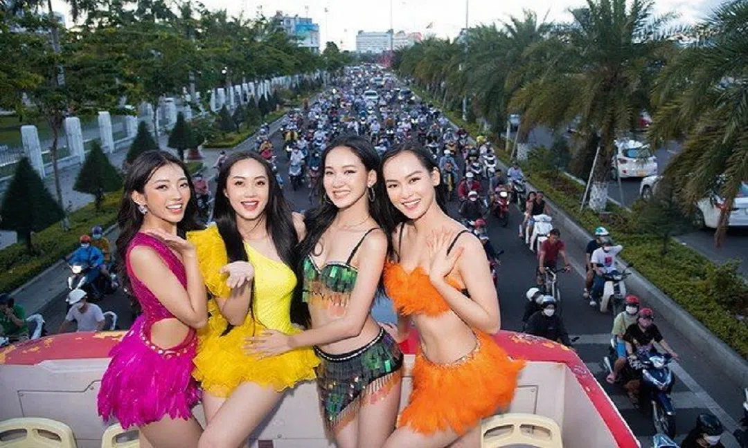 Thí sinh Miss World Vietnam 2022 gây tranh cãi khi mặc mát mẻ, nhún nhảy trên xe bus 2 tầng