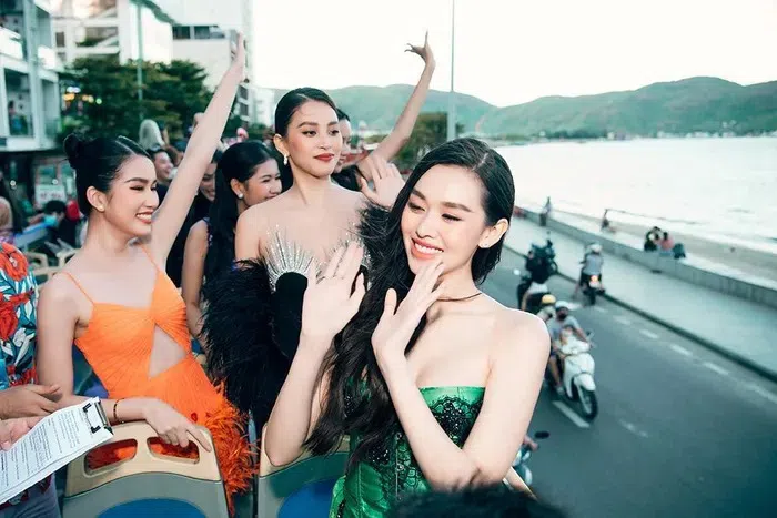 Thí sinh Miss World Vietnam 2022 gây tranh cãi khi mặc mát mẻ, nhún nhảy trên xe bus 2 tầng