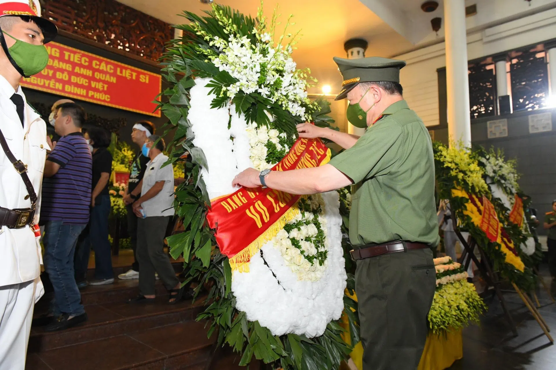 Dòng sổ tang xúc động của Bộ trưởng Tô Lâm trong lễ truy điệu 3 liệt sĩ cảnh sát PCCC