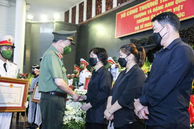 Dòng sổ tang xúc động của Bộ trưởng Tô Lâm trong lễ truy điệu 3 liệt sĩ cảnh sát PCCC