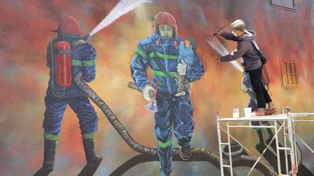 Người dân vẽ bức tranh lính cứu hỏa để tri ân 3 liệt sĩ hy sinh khi làm nhiệm vụ